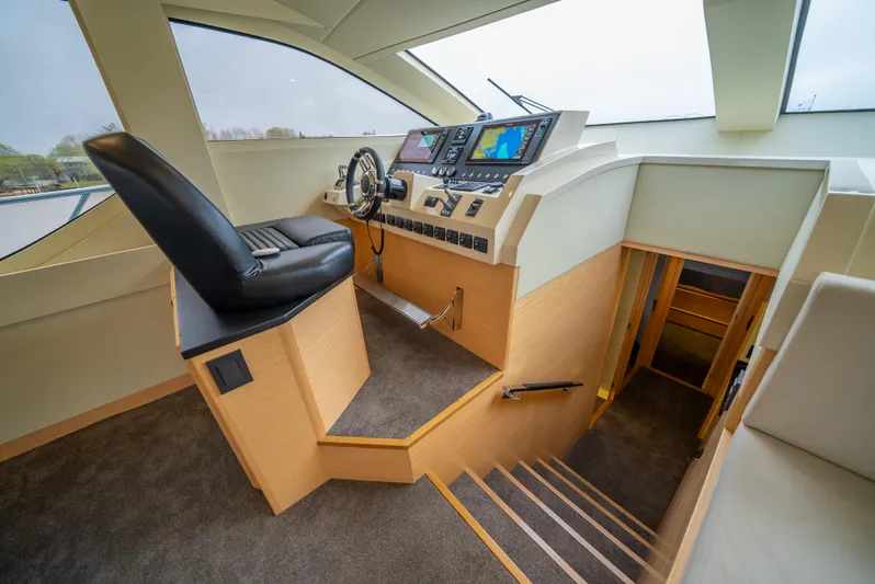 Semi-custom Yacht Photos Pics 