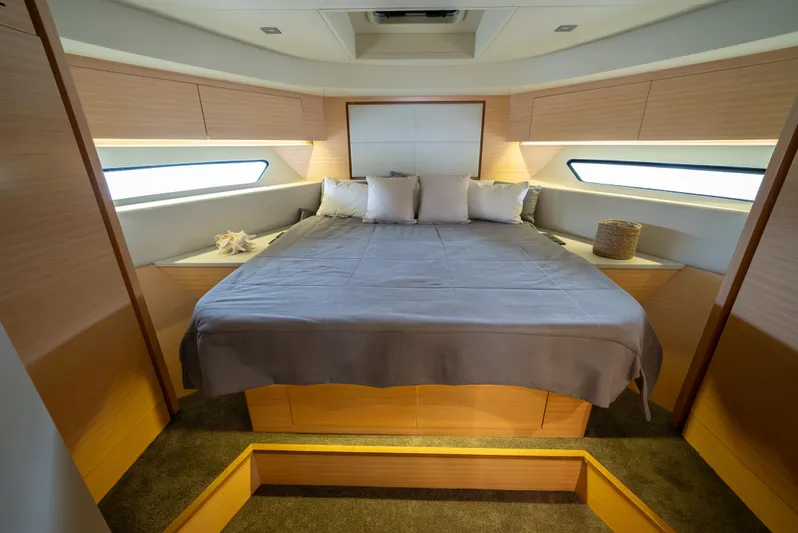 Semi-custom Yacht Photos Pics 