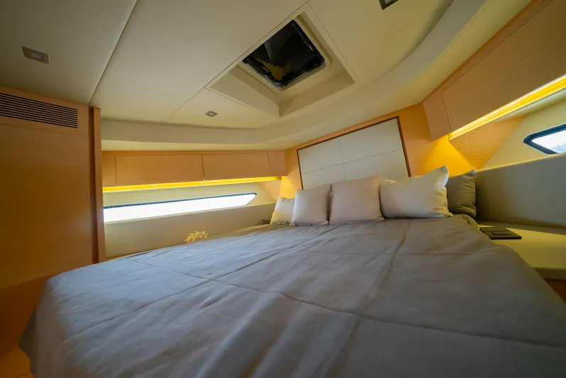 Semi-custom Yacht Photos Pics 