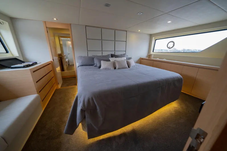 Semi-custom Yacht Photos Pics 