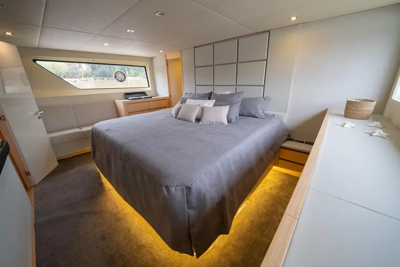 Semi-custom Yacht Photos Pics 