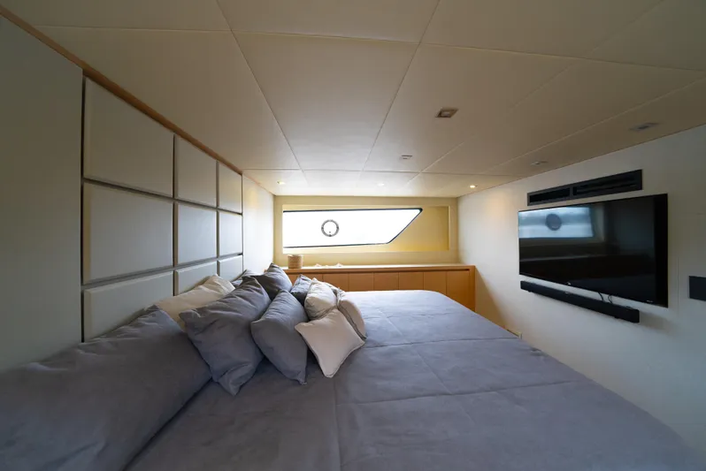 Semi-custom Yacht Photos Pics 