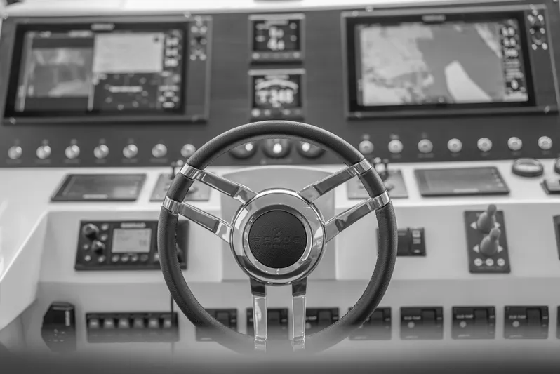 Semi-custom Yacht Photos Pics 