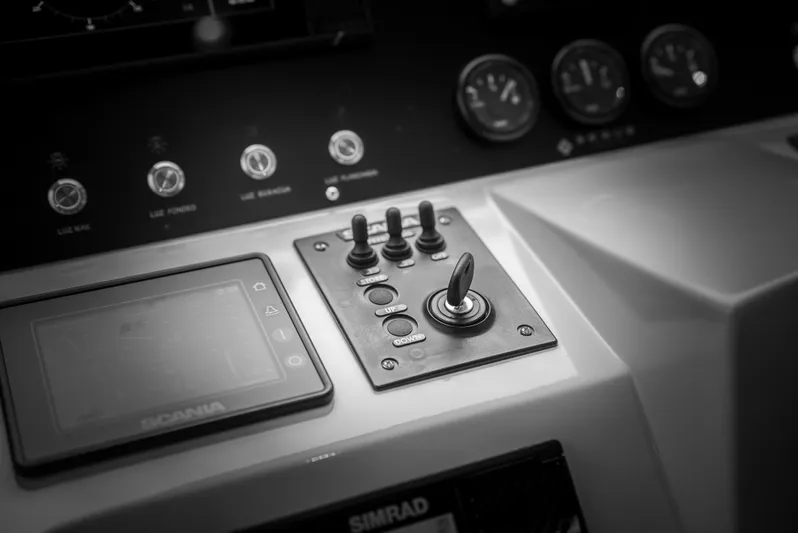 Semi-custom Yacht Photos Pics 