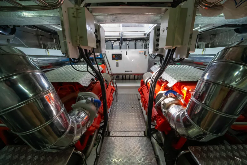 Semi-custom Yacht Photos Pics 