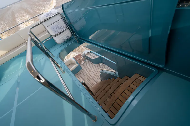 Semi-custom Yacht Photos Pics 