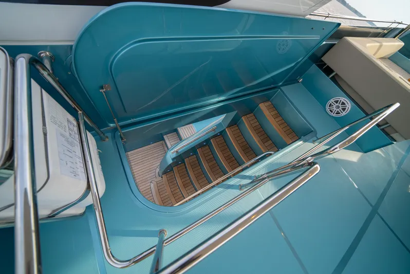 Semi-custom Yacht Photos Pics 