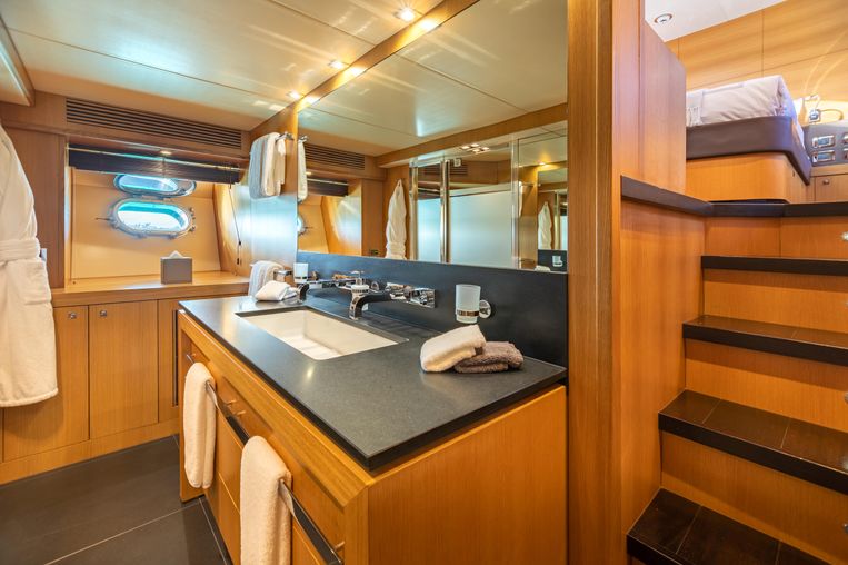 2012-112-sunseeker-34m