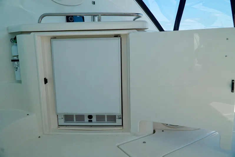 Kaizen Yacht Photos Pics Built-in refrigerator on a 2007 Cruisers Yachts 560 Express.
