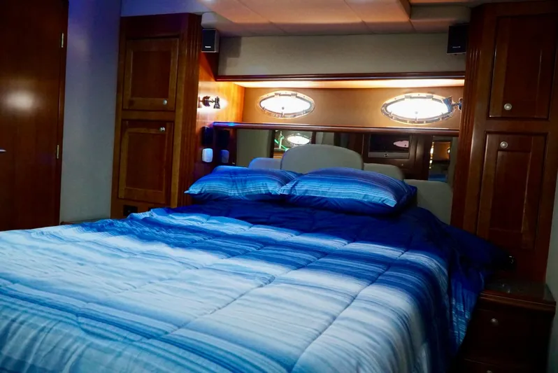 Kaizen Yacht Photos Pics Luxurious bedroom in 2007 Cruisers Yachts 560 Express with blue bedding.