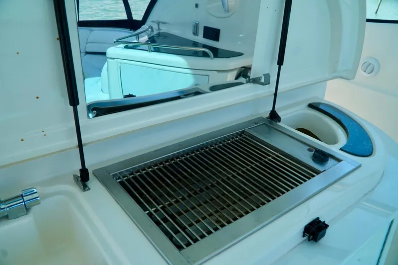 Kaizen Yacht Photos Pics Outdoor grill on the 2007 Cruisers Yachts 560 Express.