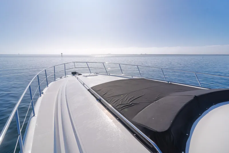 Ranger Yacht Photos Pics Sea Ray 540 Sundancer 2000 yacht deck overlooking calm ocean waters.