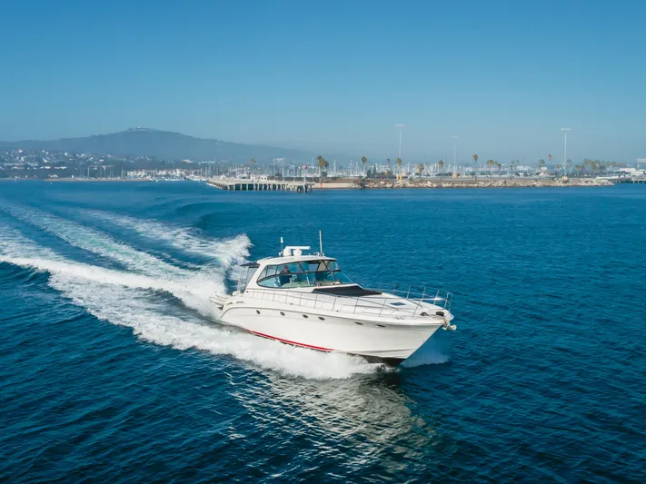 Ranger Yacht Photos Pics Sea Ray 540 Sundancer 2000 cruising on blue ocean near coastline.