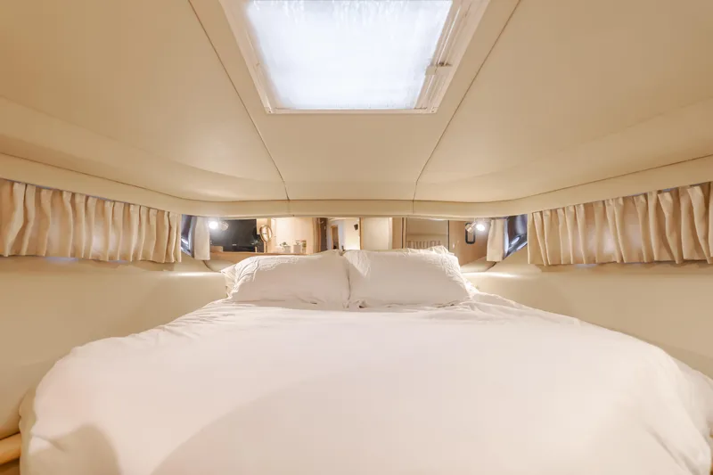 Ranger Yacht Photos Pics Luxurious bedroom interior of 2000 Sea Ray 540 Sundancer yacht with skylight and elegant bedding.