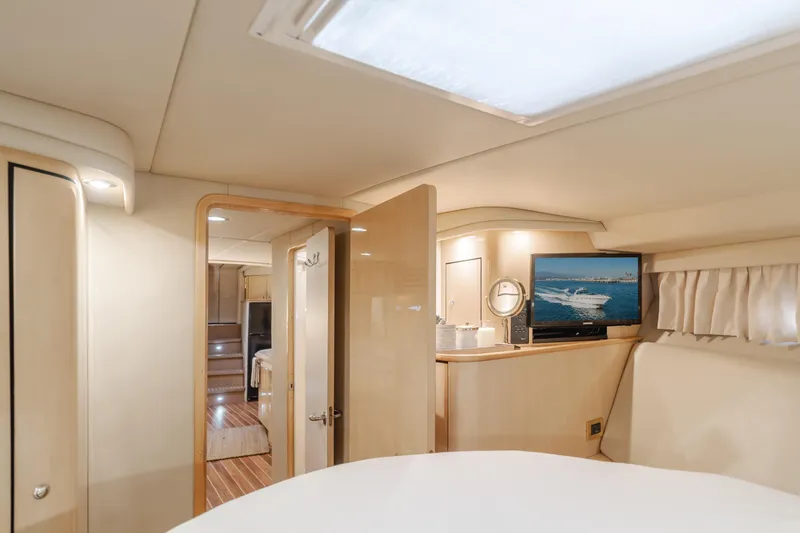Ranger Yacht Photos Pics Interior of 2000 Sea Ray 540 Sundancer yacht, featuring cozy cabin and modern amenities.