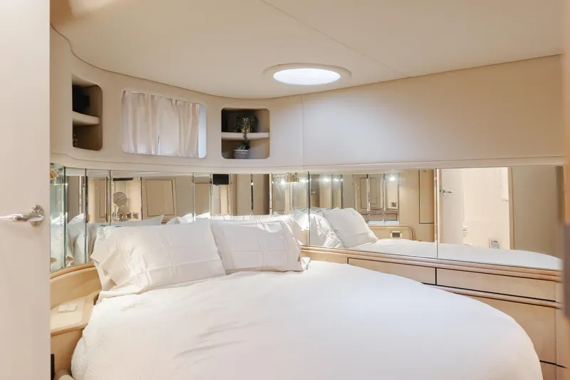 Ranger Yacht Photos Pics Luxurious bedroom interior of 2000 Sea Ray 540 Sundancer yacht with mirrored walls.