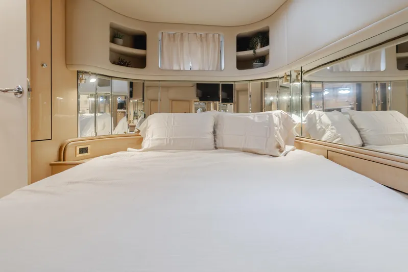 Ranger Yacht Photos Pics Luxurious bedroom interior of 2000 Sea Ray 540 Sundancer yacht with mirrored walls.