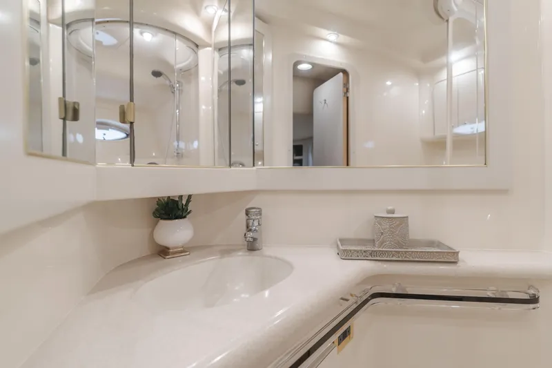 Ranger Yacht Photos Pics Luxurious bathroom interior of 2000 Sea Ray 540 Sundancer yacht.