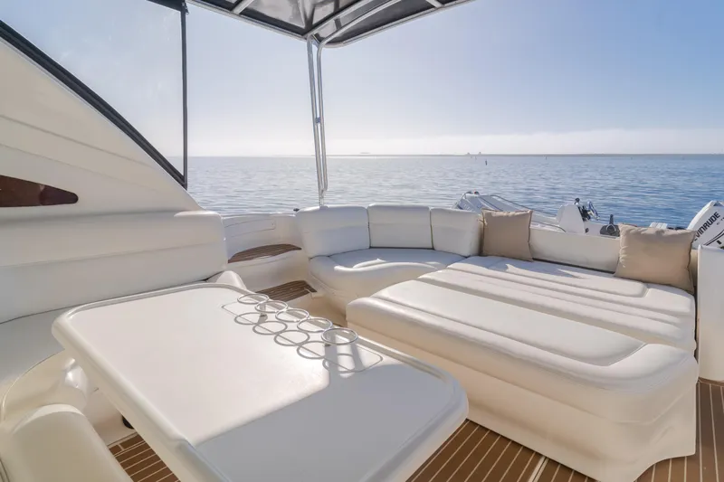 Ranger Yacht Photos Pics Luxurious seating area on 2000 Sea Ray 540 Sundancer yacht with ocean view.