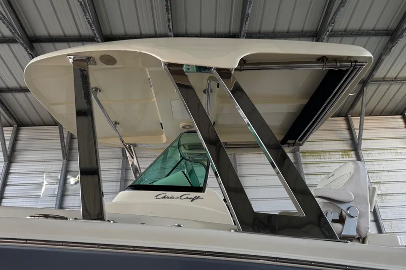  Yacht Photos Pics 2019 Chris-Craft Catalina 26 boat with sleek T-top and modern design.