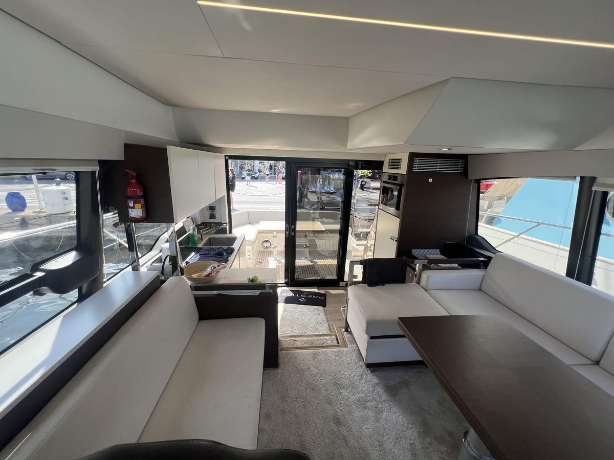 2018 Prestige 44 