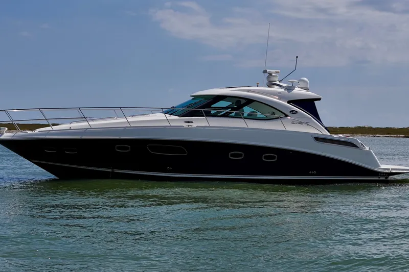 La Vie En Rose Yacht Photos Pics 2009 Sea Ray 470 Sundancer yacht on calm water under a clear sky.