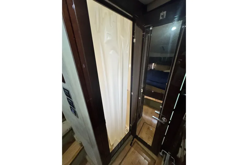 La Vie En Rose Yacht Photos Pics Interior view of 2009 Sea Ray 470 Sundancer yacht, featuring a cabin entrance and shower area.