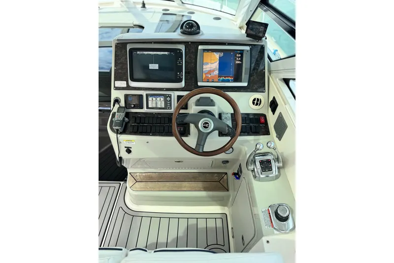 La Vie En Rose Yacht Photos Pics 2009 Sea Ray 470 Sundancer helm with navigation screens and controls.