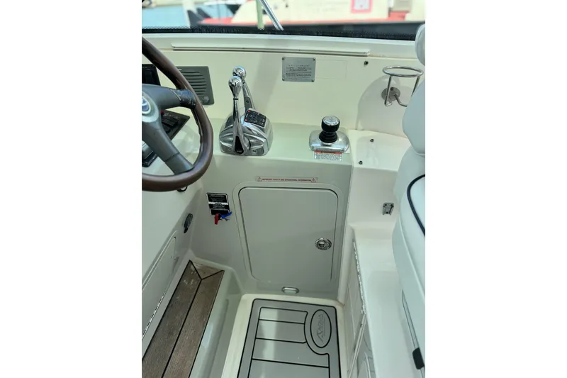 La Vie En Rose Yacht Photos Pics 2009 Sea Ray 470 Sundancer helm with controls and steering wheel.