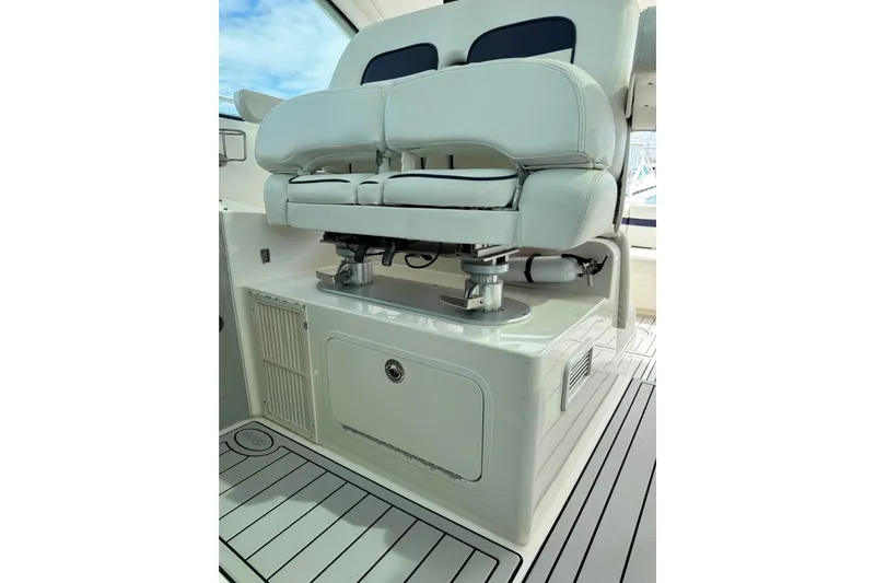 La Vie En Rose Yacht Photos Pics Captain's seat on 2009 Sea Ray 470 Sundancer yacht, featuring sleek white design.