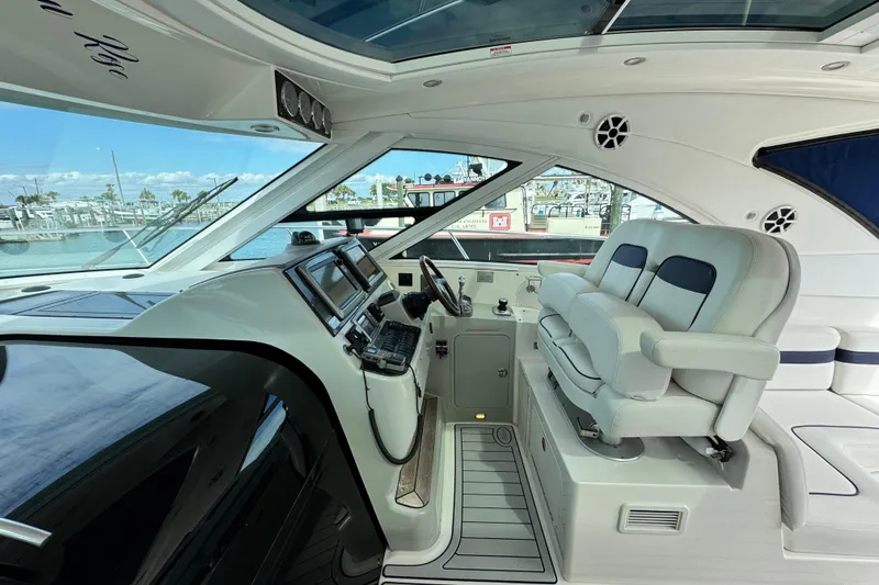 La Vie En Rose Yacht Photos Pics 2009 Sea Ray 470 Sundancer helm with modern controls and luxurious seating.