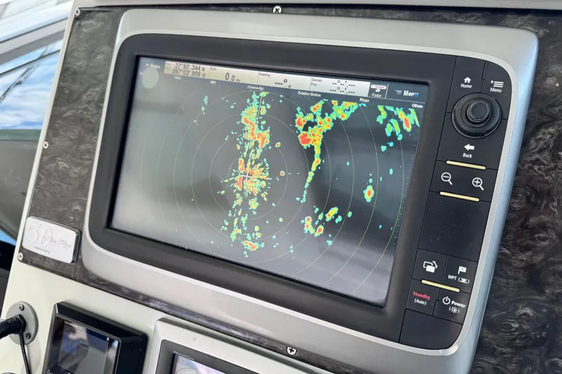 La Vie En Rose Yacht Photos Pics Radar display on 2009 Sea Ray 470 Sundancer yacht, showing weather patterns.