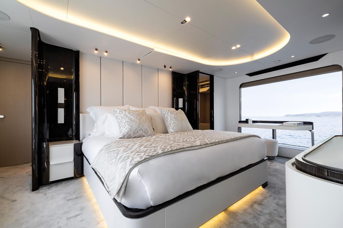 2020 Azimut 104 