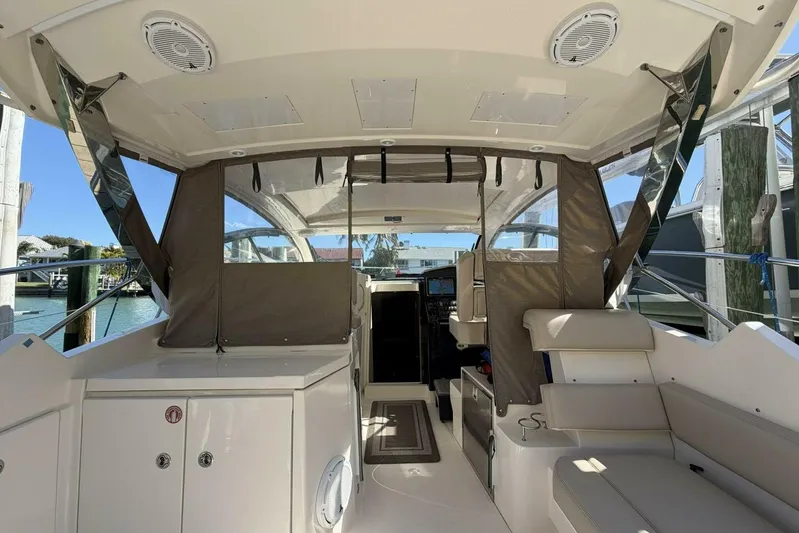 Jolly Dawg Yacht Photos Pics 2014 Pursuit F350 - Helm