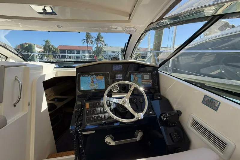 Jolly Dawg Yacht Photos Pics 2014 Pursuit F350 - Helm