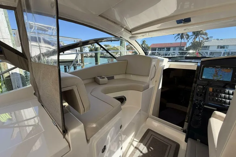 Jolly Dawg Yacht Photos Pics 2014 Pursuit F350 - Helm