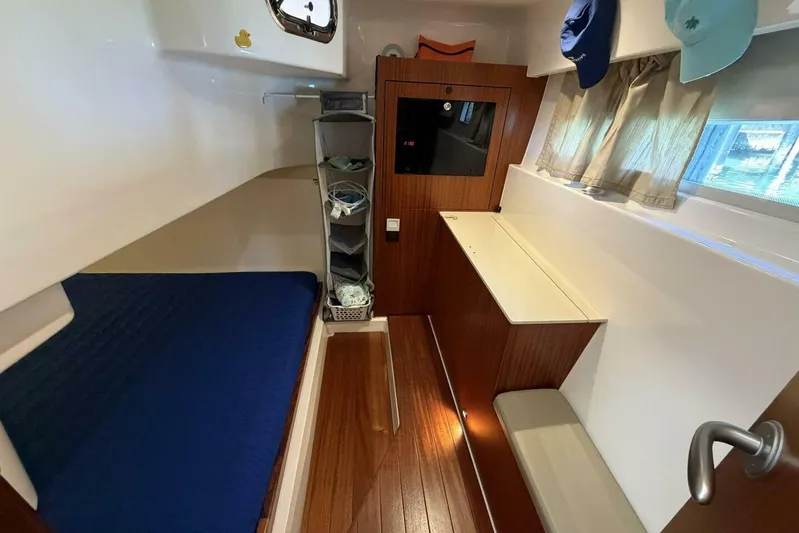Jolly Dawg Yacht Photos Pics 2014 Pursuit F350 - Stateroom