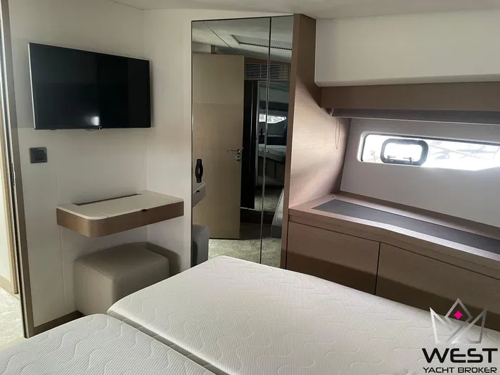  Yacht Photos Pics PRESTIGE 590 FLY