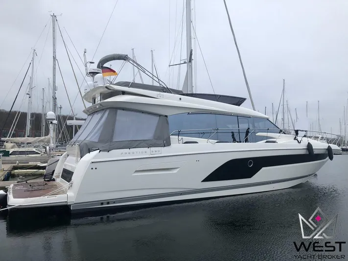  Yacht Photos Pics PRESTIGE 590 FLY
