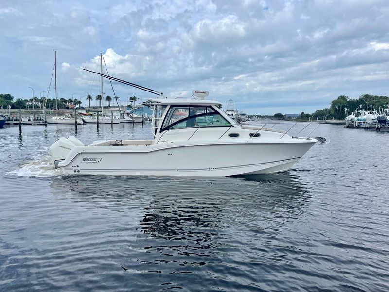 2019 Boston Whaler 315 Conquest