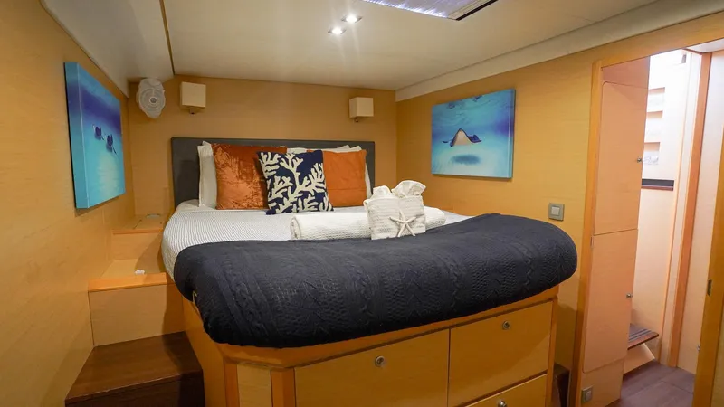 Foxy Lady Yacht Photos Pics Guest Cabin