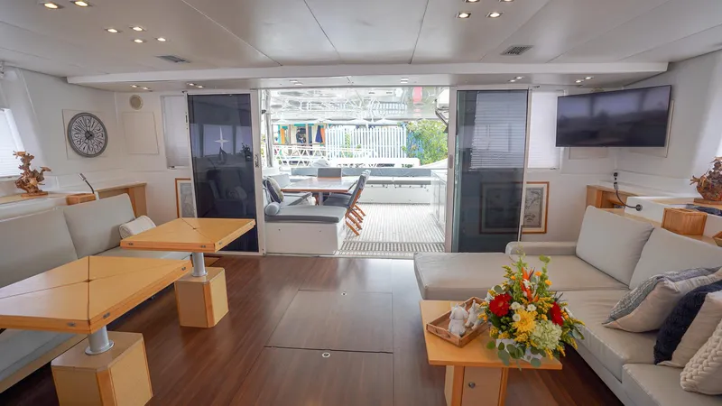 Foxy Lady Yacht Photos Pics Saloon