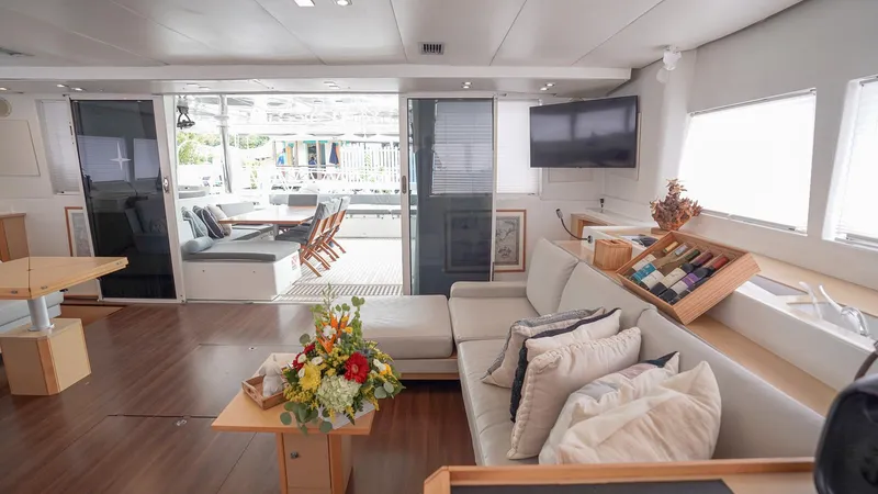 Foxy Lady Yacht Photos Pics Saloon