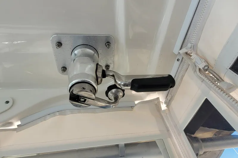 Outta Line Yacht Photos Pics Manual handle mechanism on a 2017 Boston Whaler 315 Conquest boat.