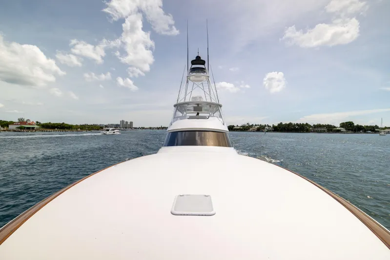 2020 Viking 80 Yacht Photos Pics 2020 Viking 80 Convertible yacht cruising on a sunny day, showcasing sleek design and open water.