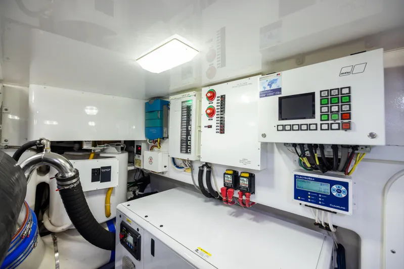 2020 Viking 80 Yacht Photos Pics 