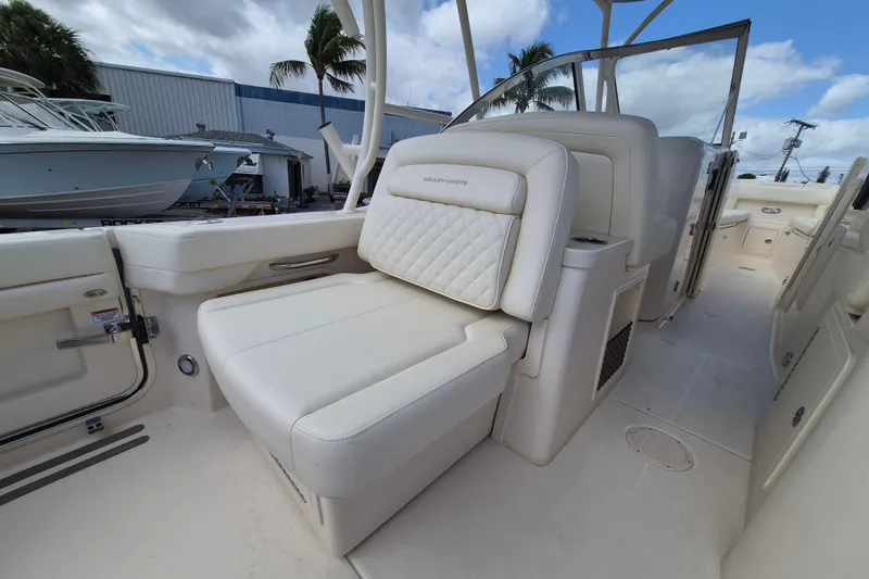 307-628 Yacht Photos Pics 2026 Grady-White Freedom 307 boat interior with luxurious seating and modern design.