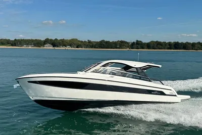 Bavaria Vida 33