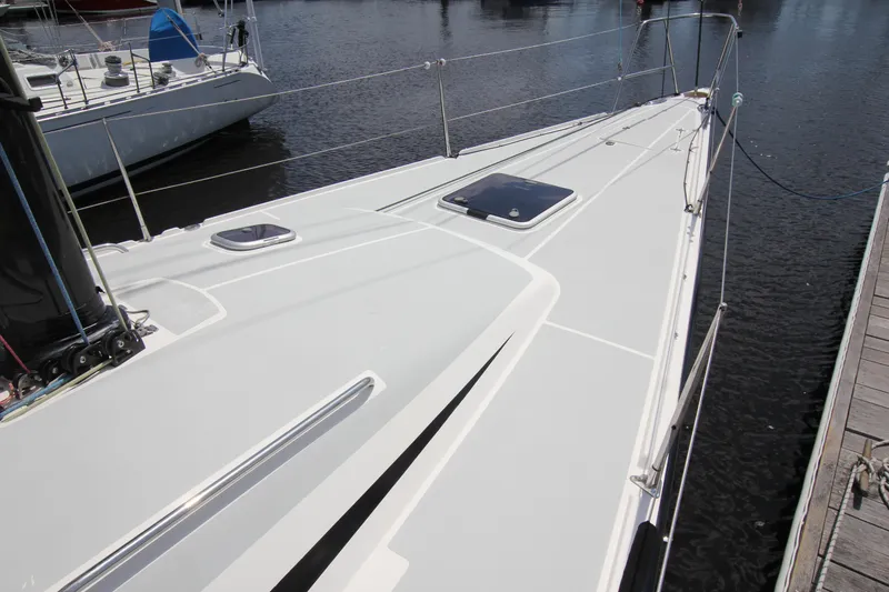 Mutiny Yacht Photos Pics Foredeck from S