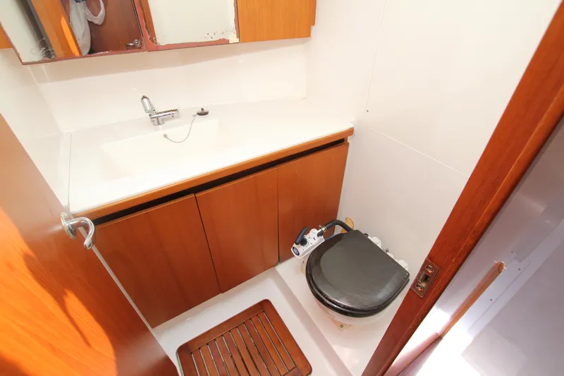 Mutiny Yacht Photos Pics Head fwd P